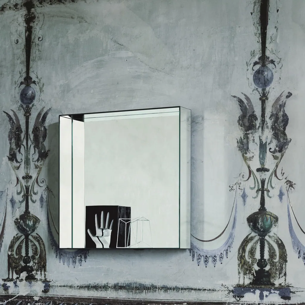 Specchio quadrato Mirror Mirror di Glas Italia con mensola, su una parete decorata