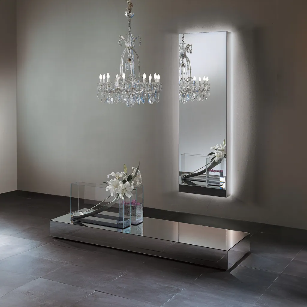 Specchio verticale I Massi di Glas Italia illuminato, in una sala con lampadario di cristallo