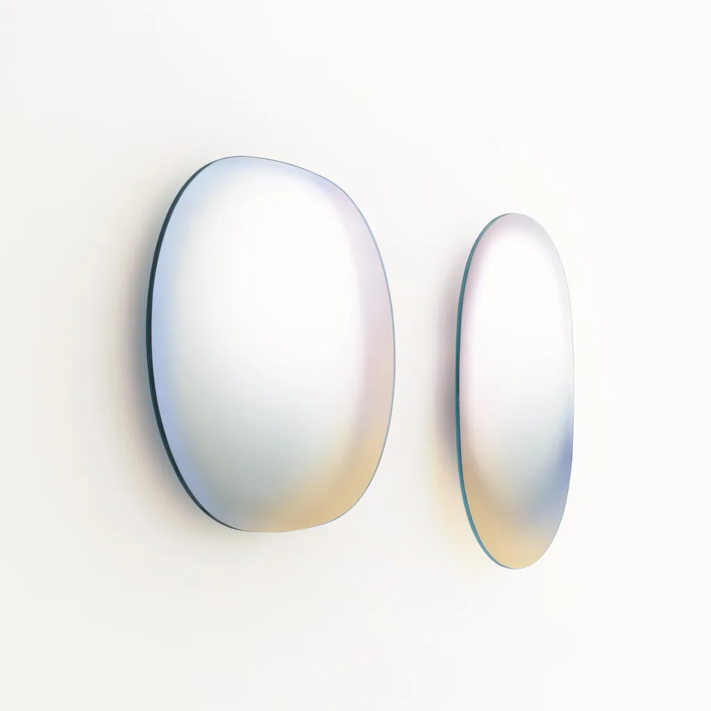 Due specchi Shimmer di Glas Italia dalla forma irregolare, con bordo cangiante