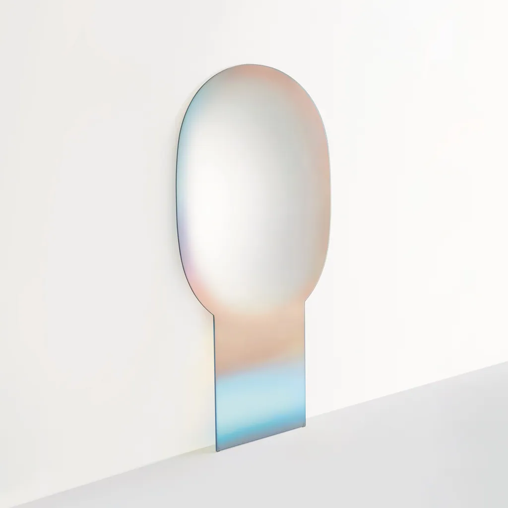 Specchio da terra Shimmer di Glas Italia appoggiato alla parete