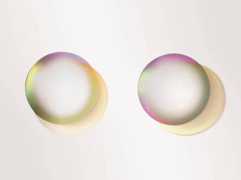 Due specchi rotondi Shimmer di Glas Italia con finitura cangiante