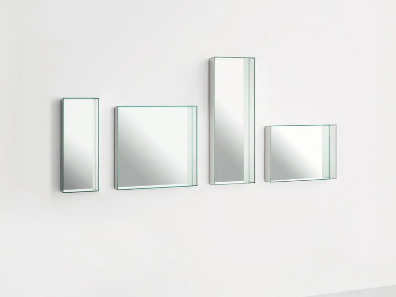 Quattro specchi Mirror Mirror di Glas Italia, quadrati e rettangolari, su una parete bianca
