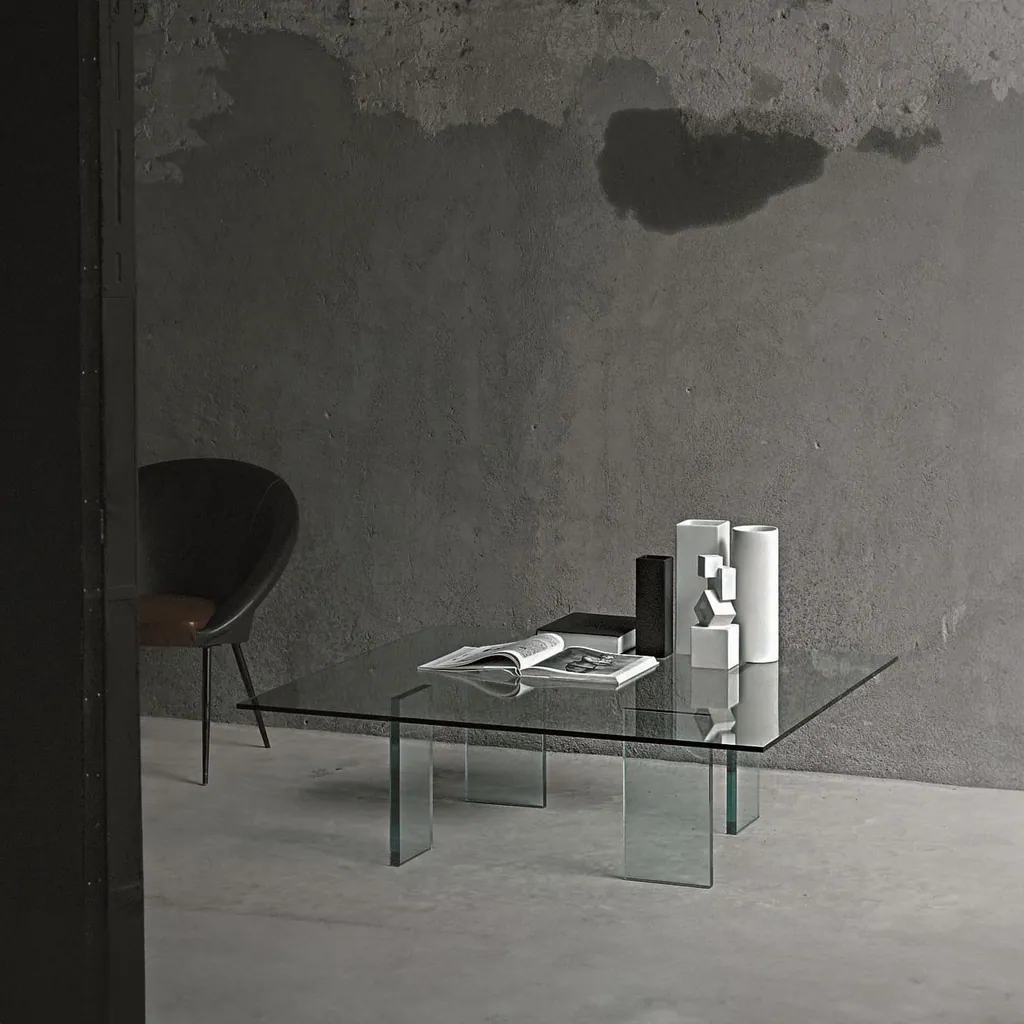 Tavolo basso Glass Table di Shiro Kuramata per Glas Italia, con libri, accanto a una poltrona scura
