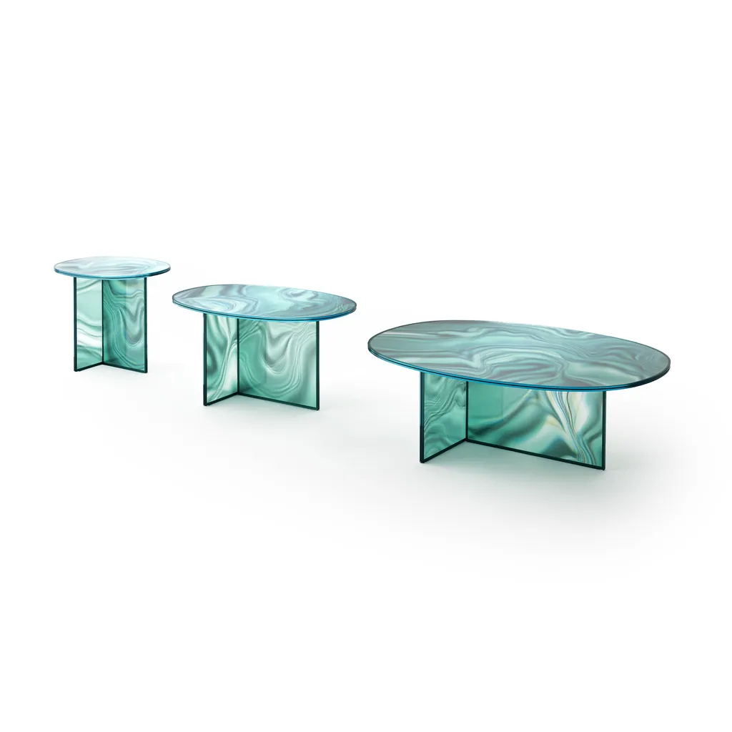 Tre tavolini Liquefy di Glas Italia in cristallo verde venato