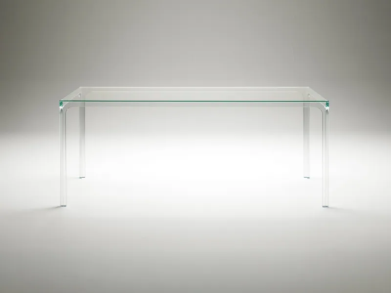 Tavolo Oscar di Glas Italia in cristallo trasparente extrachiaro, su fondo chiaro