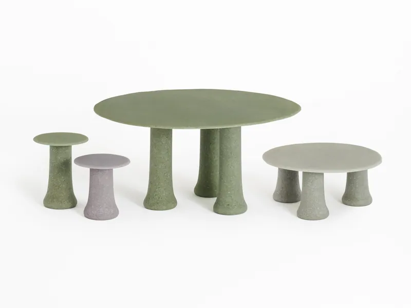 Tavolo e tavolini Babar di Glas Italia in graniglia di vetro verde e grigia