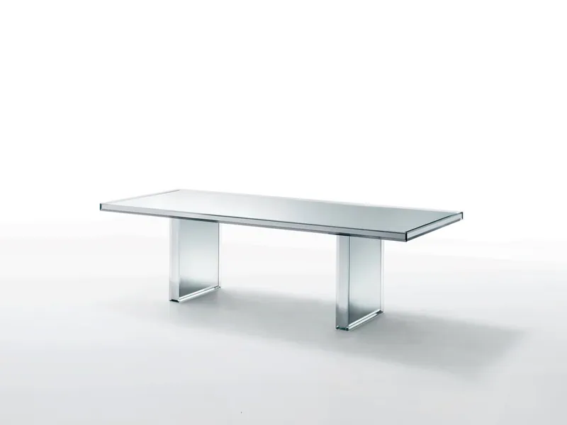 Tavolo Prism Mirror di Glas Italia in cristallo argentato, su fondo bianco