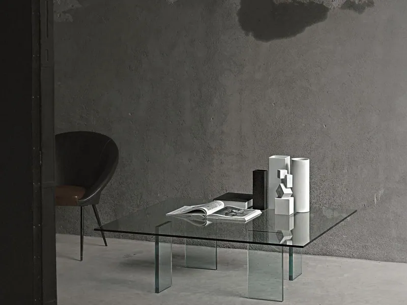 Tavolo basso Glass Table di Glas Italia in cristallo trasparente, con libri