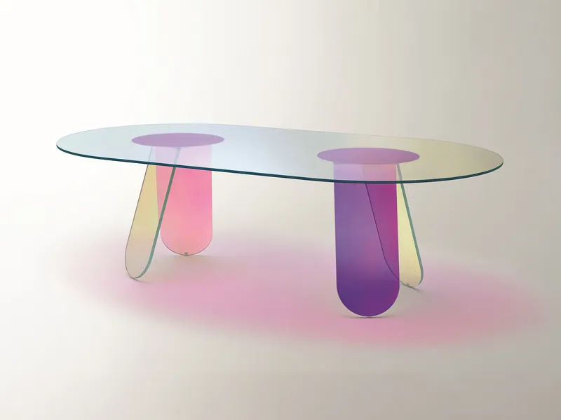 Tavolo Shimmer di Glas Italia con finitura cangiante dal rosa al viola