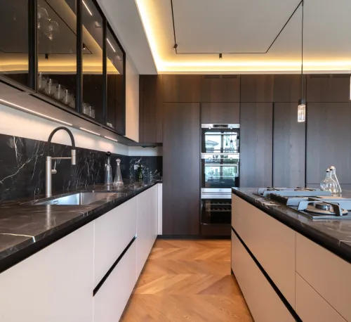 Cucina Effeti con isola e piani in marmo scuro — foto Effeti