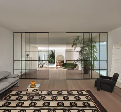 Porte scorrevoli in vetro Sherazade di Glas Italia tra il living e lo studio — foto Glas Italia