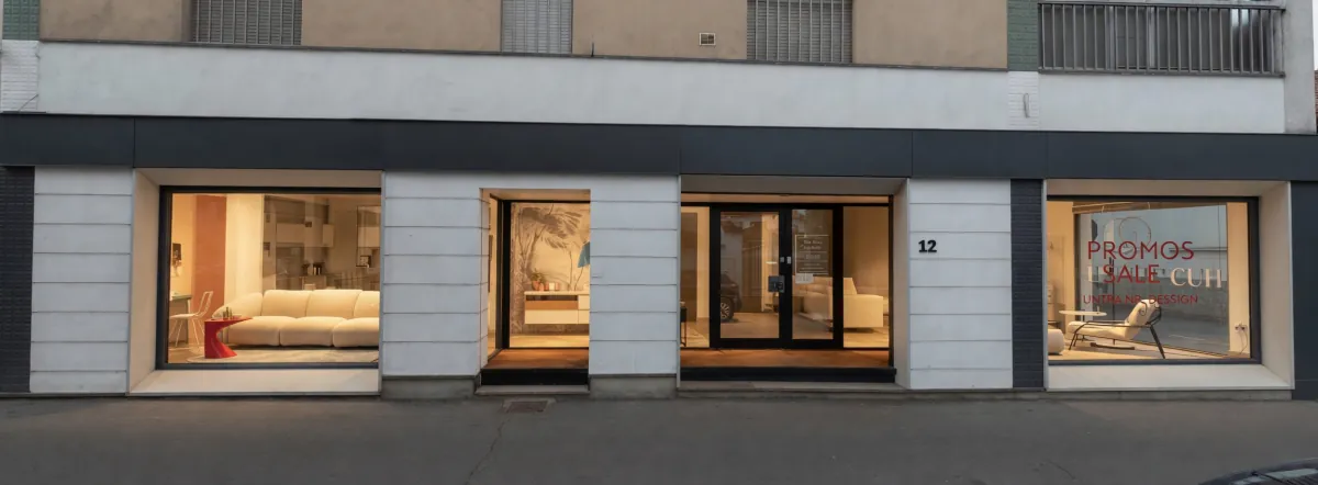 Le vetrine illuminate dello showroom Mariani Design di Arluno, in Via Marconi 12