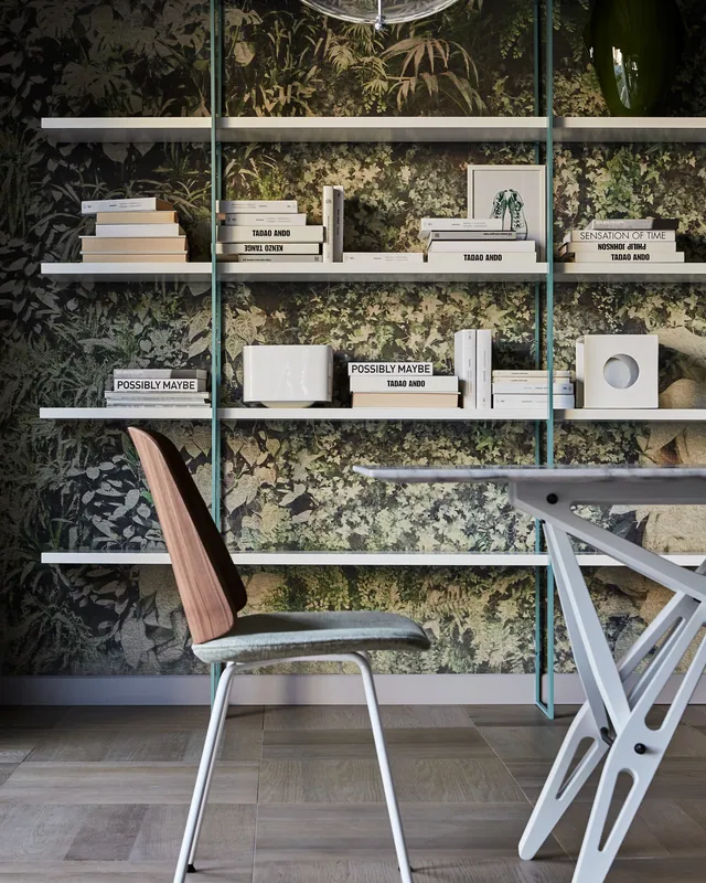 Libreria a muro con montanti sottili in acciaio e mensole laccate chiare