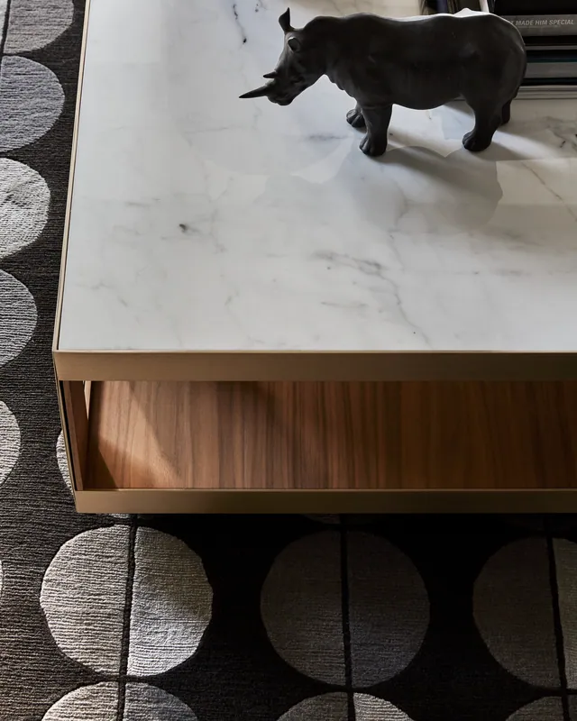 Tavolino con piano in marmo bianco, cassa in noce e struttura in ottone satinato