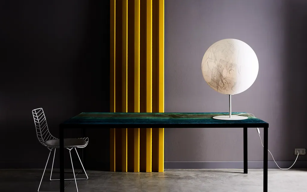 Tavolo scrittoio con struttura sottile in metallo nero e piano verde scuro